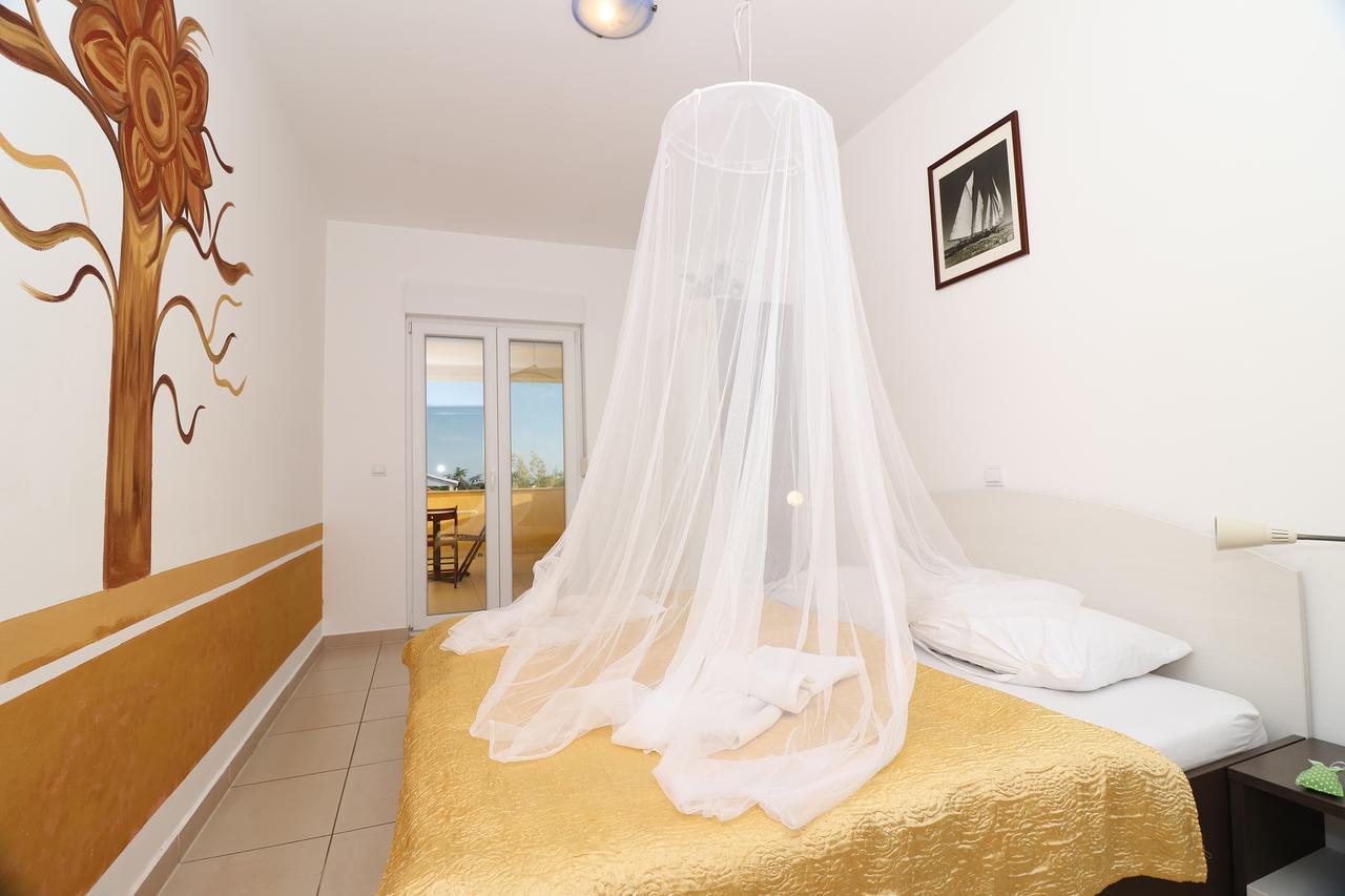 Villa Monsena Ровин Екстериор снимка